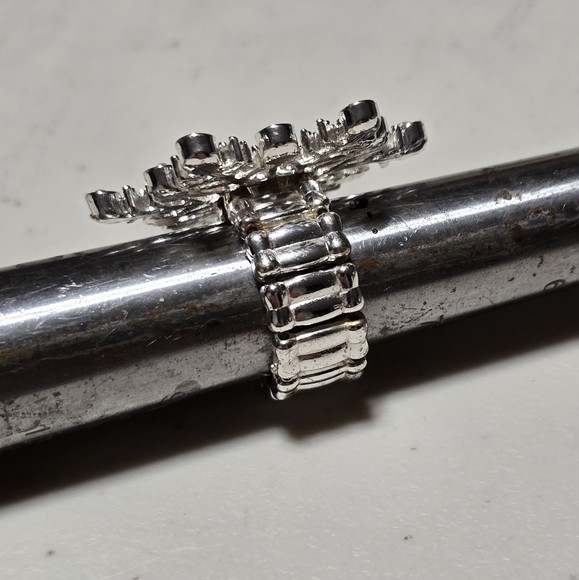Strechy Snow Flake Blingy Ring L4 Pre Owned - Picture 2 of 4